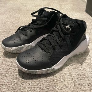Under Armour youth kids basketball shoes 6Y black white